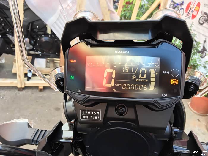 仪表开始是0公里,我朋友骑过去加油了.