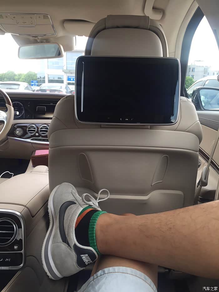 奔驰s500后排侧面遮阳帘怎么开的