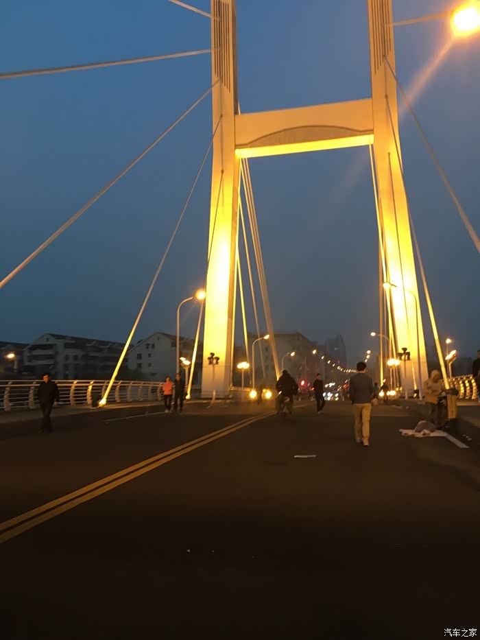 刘庄浮桥通车了夜景不错