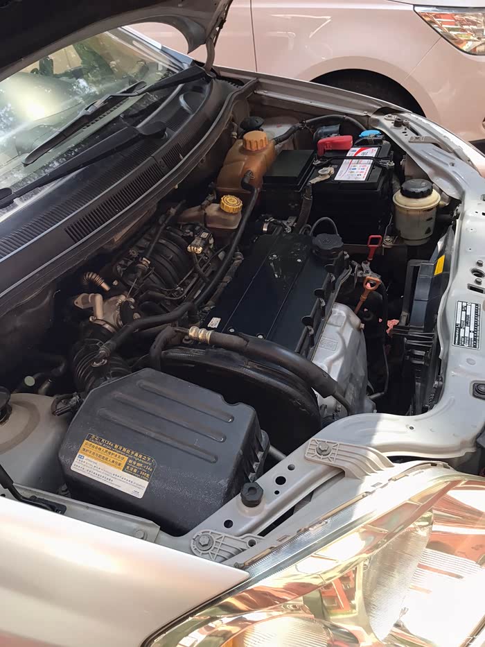 给小乐风更换新的蓄电池电瓶