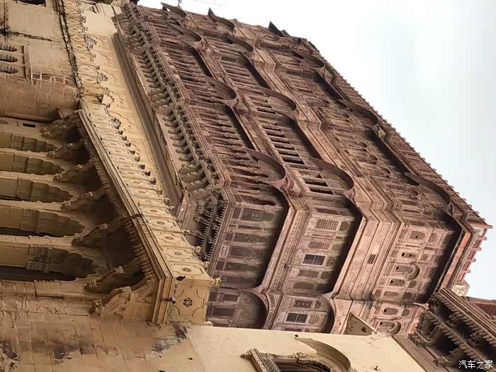 比较壮观的又一座石头宫殿,也都是全石头的看不到其它材料.