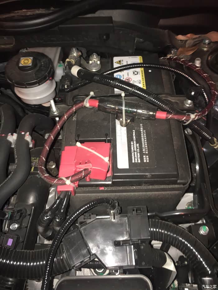 功放接电瓶 加功放定要发动汽车才可以听哦 然马没电