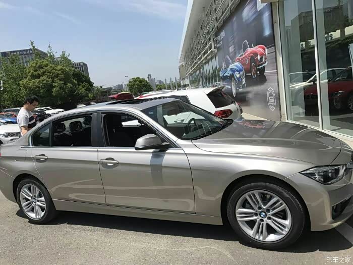 颜色没这么暗,类似浅色香槟金