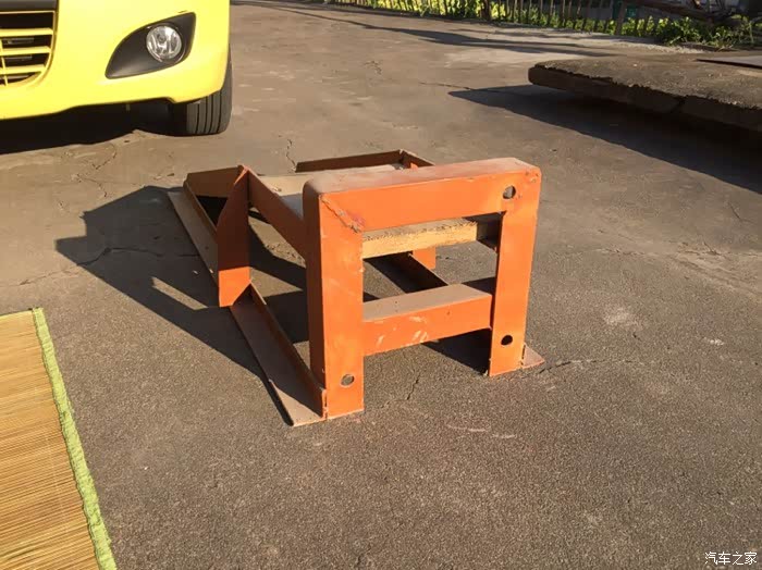 老爸用废旧三角铁做的,上面铺了木板