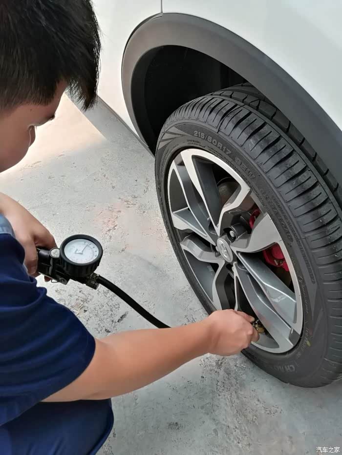 轮胎检查伙子单膝跪在仔细检查