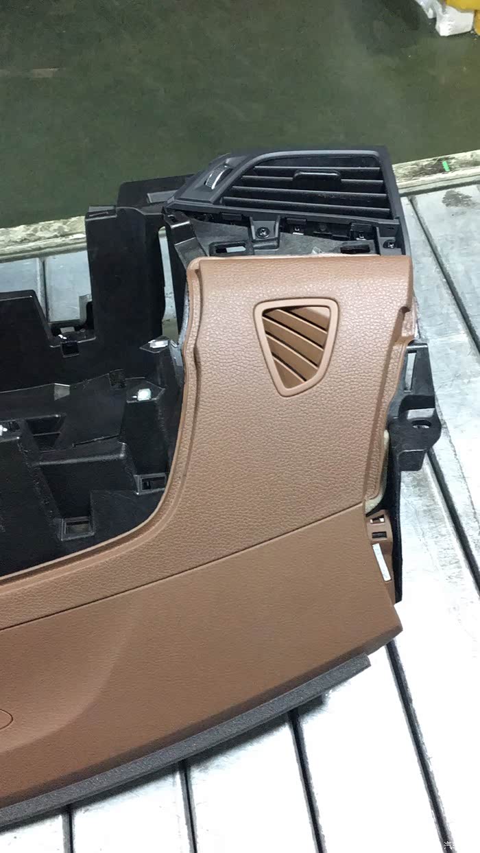 宝沃x5搪塑仪表台在加班加点的生产