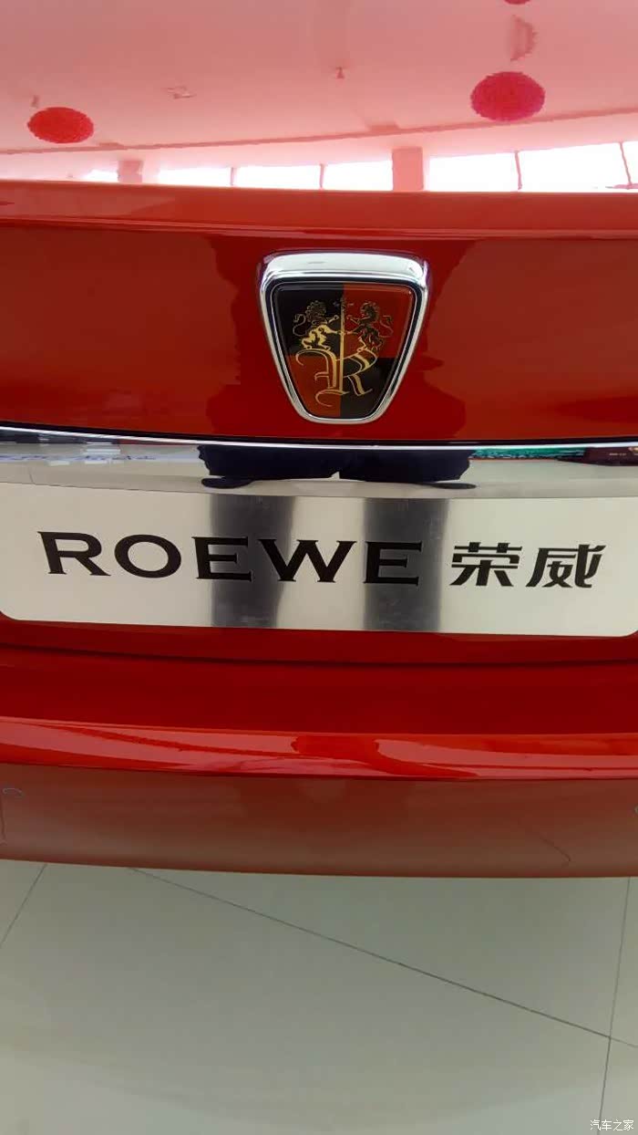 按车标就可以开后备箱,挺方便