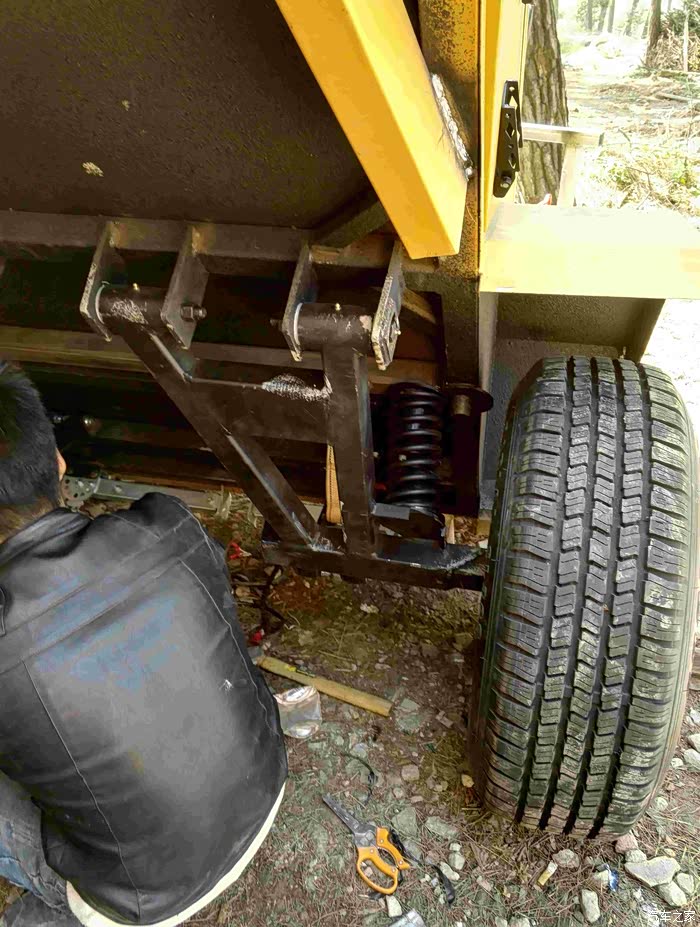 (黑哥)我的拖车生活(更新了新款大帐篷和太阳能发电板)