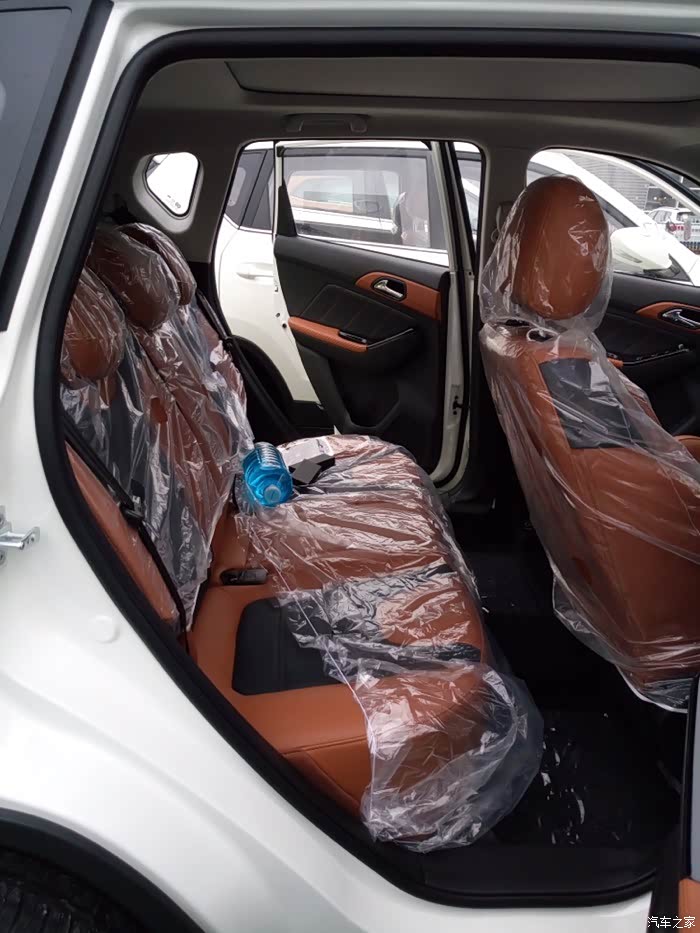 后排空间大,座椅还可以比例放倒,后备箱空间也足够家用了