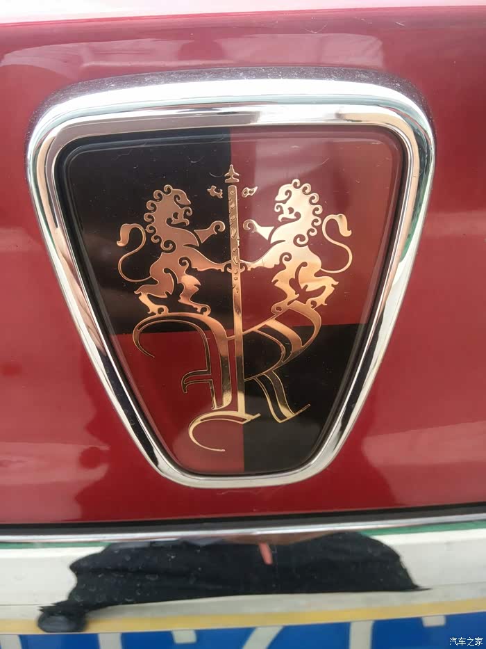 这个照片车标看上去就很牛逼,一对金色狮子,很屌