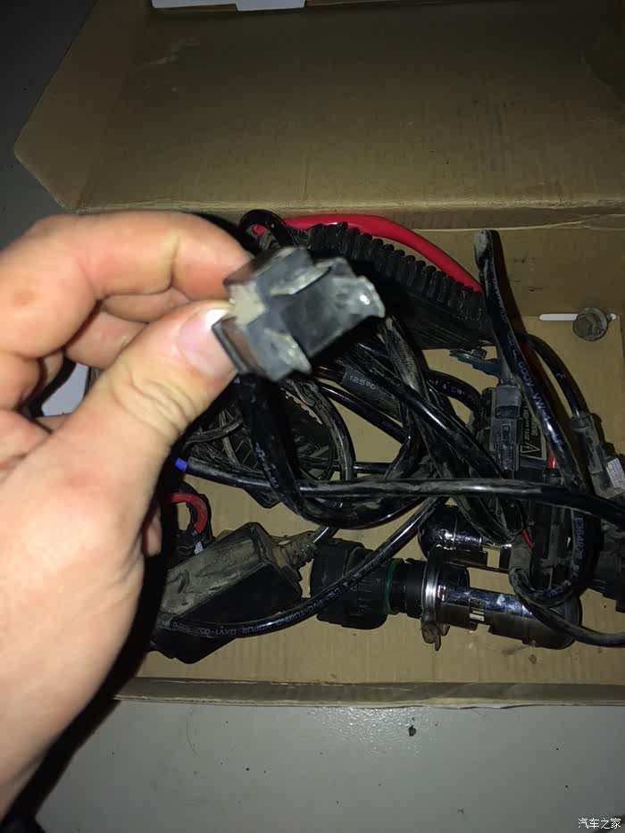 别人给了h4的氙气灯怎么插头不一样