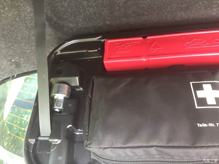 宝马5系后备箱随车工具
