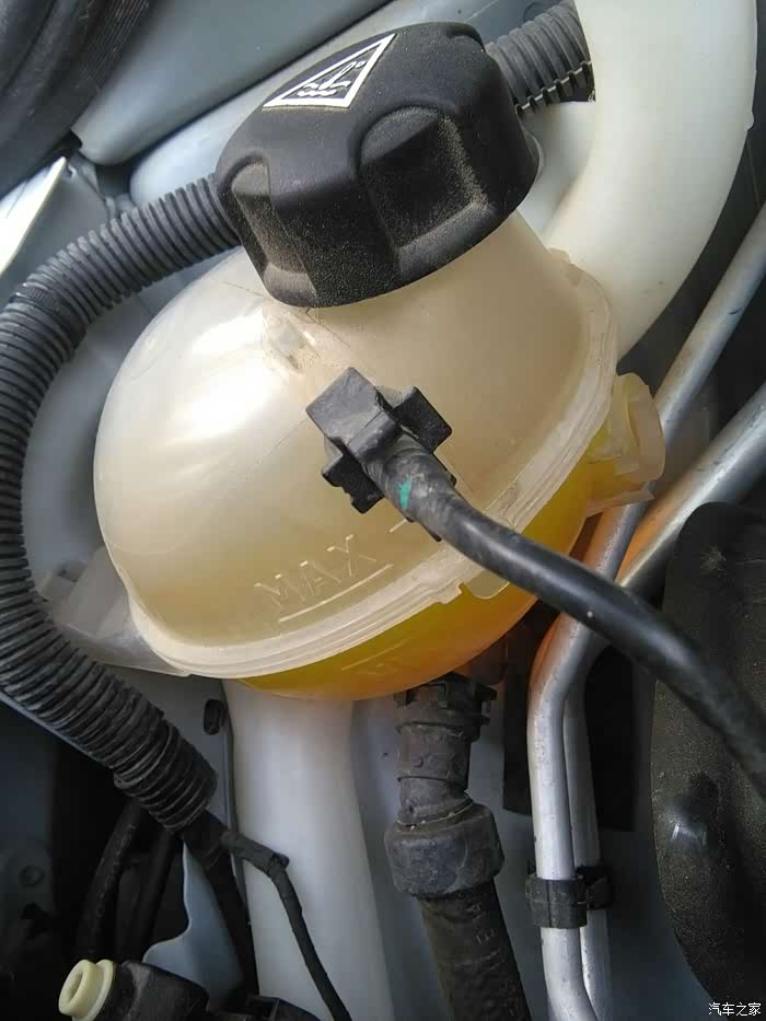 忘记新车防冻液什么颜色了,12000公里这个颜色正常