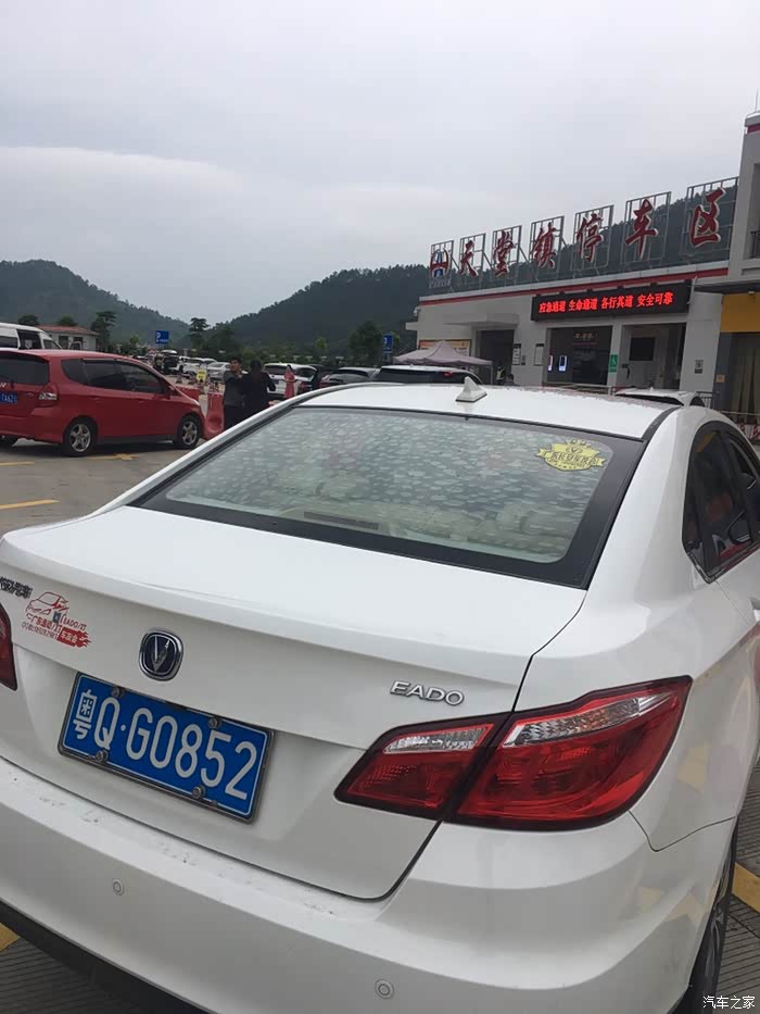 在汕湛高速上他的停车区是很多,但是服务区却没有几个.