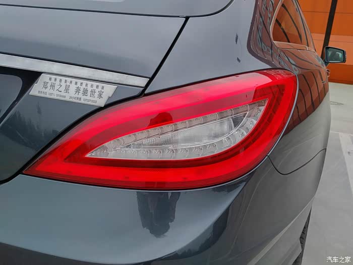 性感柳叶智能尾灯,据说夜晚等红灯时候亮度会自动降下来,以防 炫住后