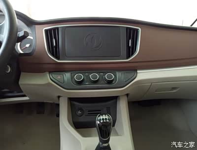 中控台运用了搪塑工艺,加上深红色配色立即提升了车辆的档次感