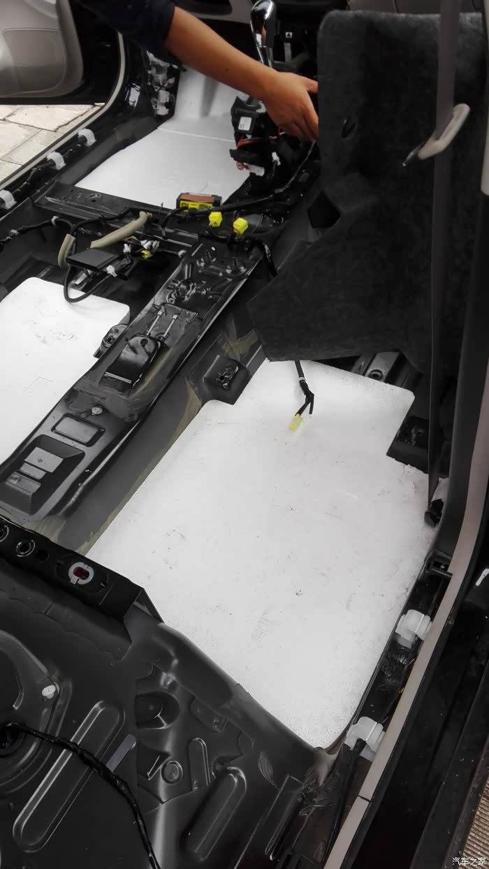 原来轩逸地毯下面就个泡沫