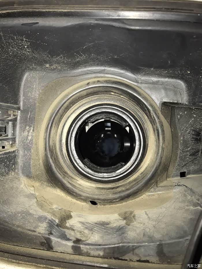 我记得本来油箱口是有个吕片的,有一次加油仔细看发现没了