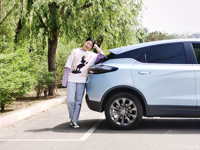 人和车都十分漂亮