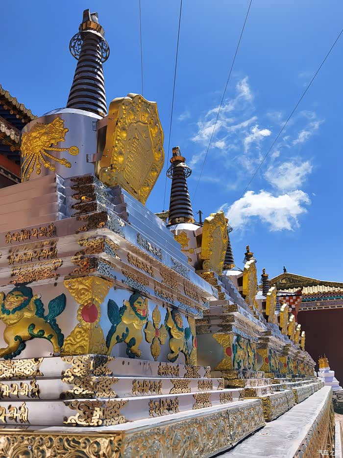 走路到果洛公交公司去取昨晚充电的汉ev逛占地四百亩的喇日寺