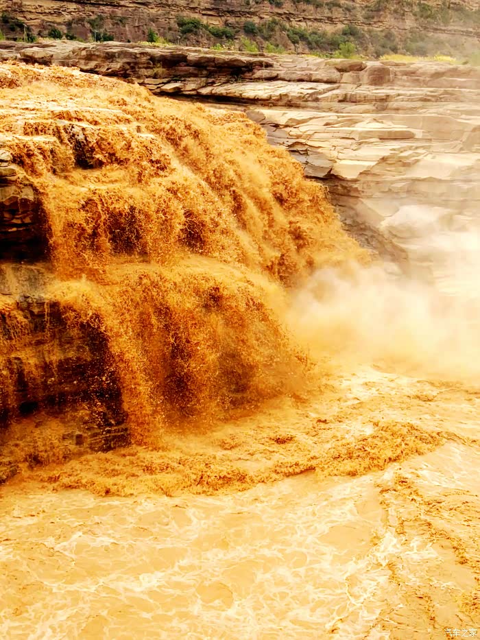 黄河壶口瀑布奔腾不息