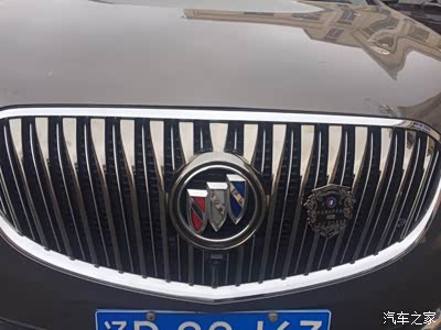 大连别克君越车友会的车标到了,现在车友们开始陆续安装了.