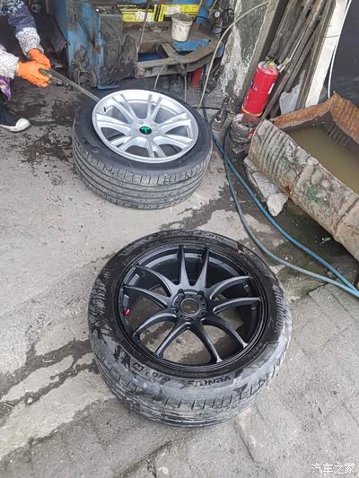 补胎店,正好把破胎的原厂胎扒下来装到这个8.5j轮毂上看效果