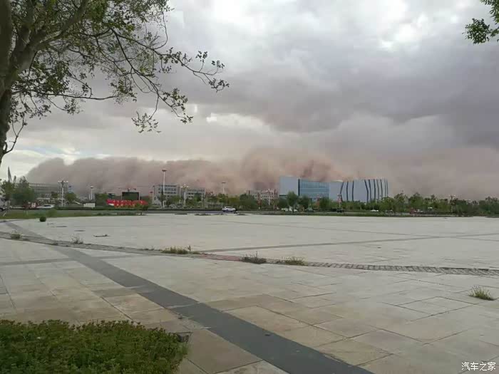 额济纳旗沙尘暴景象