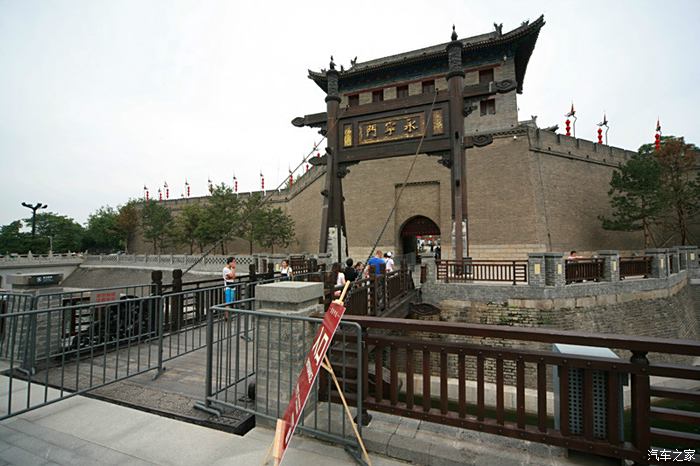 护城河与城门吊桥图片