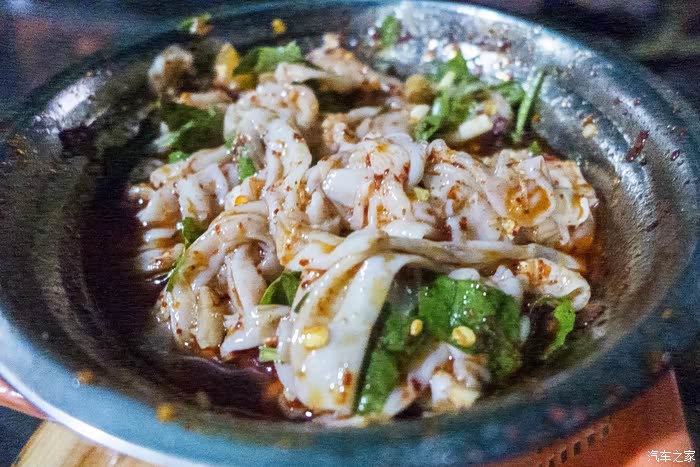 老司机开v60cc带一堆妹子到孟获城拍草原大片