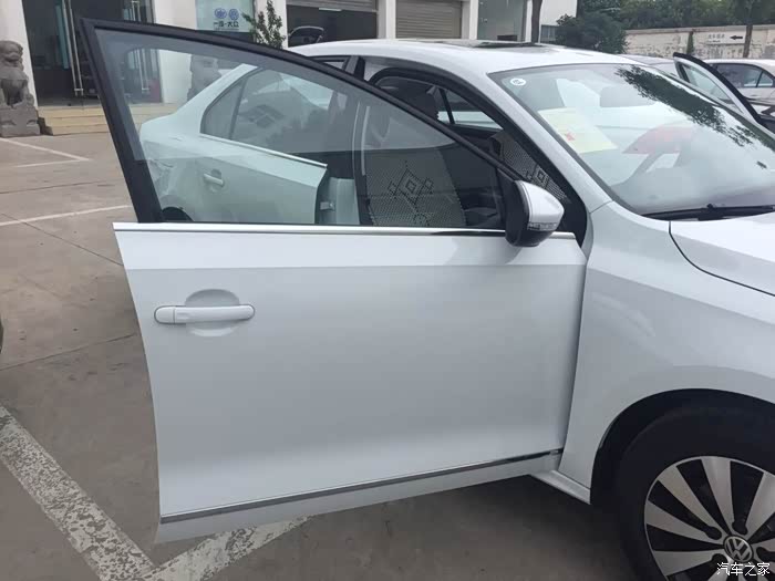 侧面线条优美,一体冲压式车门,更加安全.