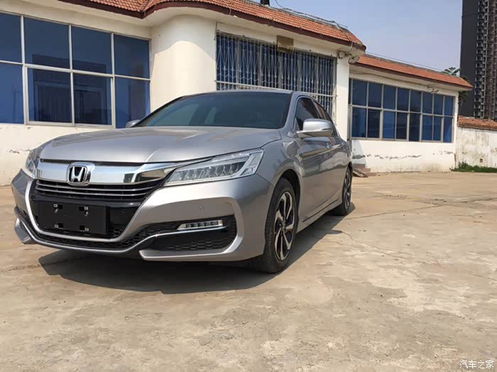 谁能发几张银色雅阁实车图阿