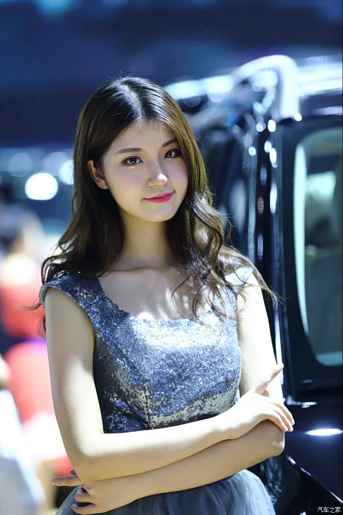 奔驰的娃娃脸车模看起来也是萌萌哒!