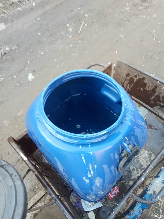 离家又50米吧.用我爷爷三轮车拉水