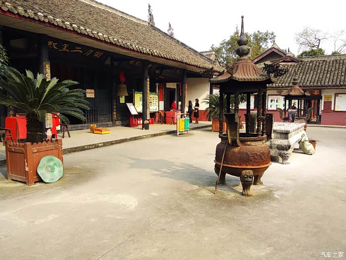 一直知道成都市成华区有个龙潭寺,还以为这只是地名,最近才听朋友说