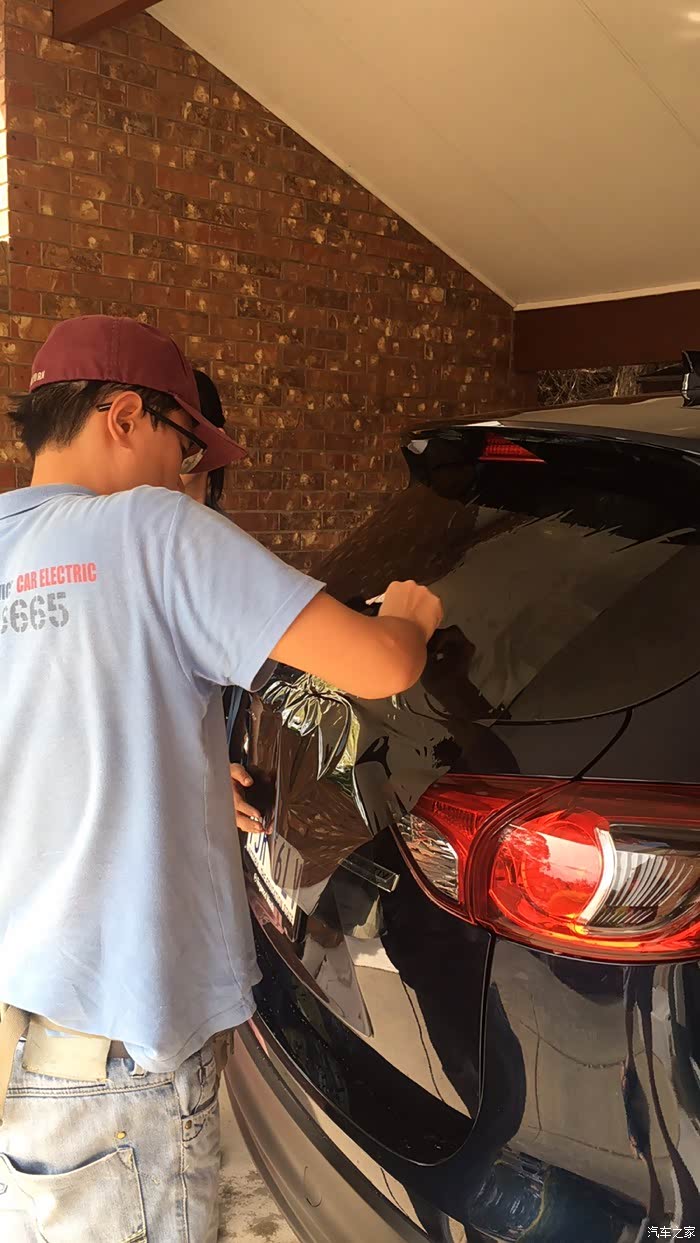 找的贴膜师傅上门服务来贴膜,据说是以色列军工膜,叫哈尼塔,大神讲呗