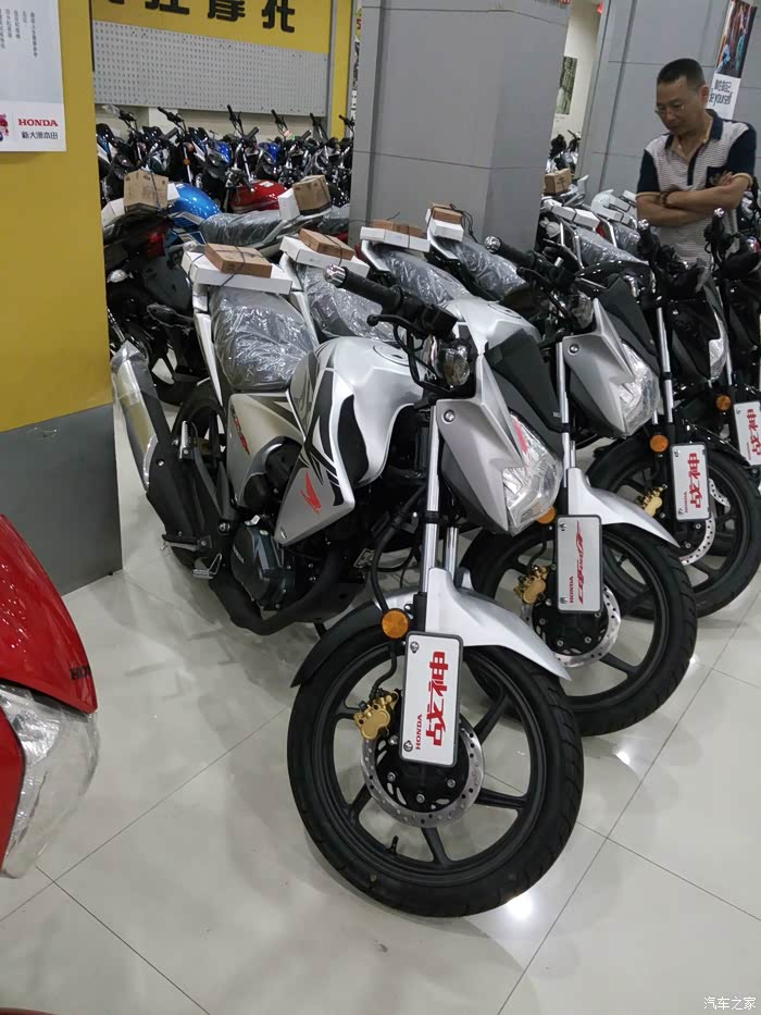 下雨天,市区求购honda cbf 150-sf战神