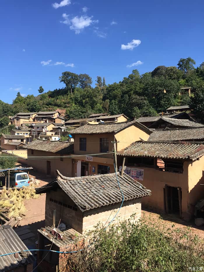 回昆明路上彝族村落观影