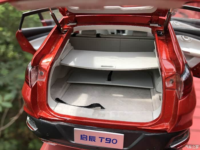 后备箱空间很大,热虽然是溜背式,但是一点都不觉得小