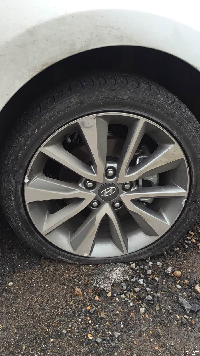 【图】才开三天的白狼,轮胎就撞爆胎了t_t_朗动论坛_汽车之家论坛