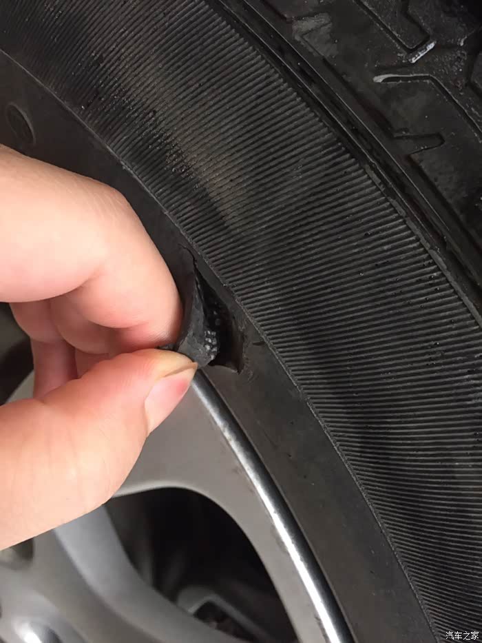 轮胎侧壁有个洞求解要换什么胎