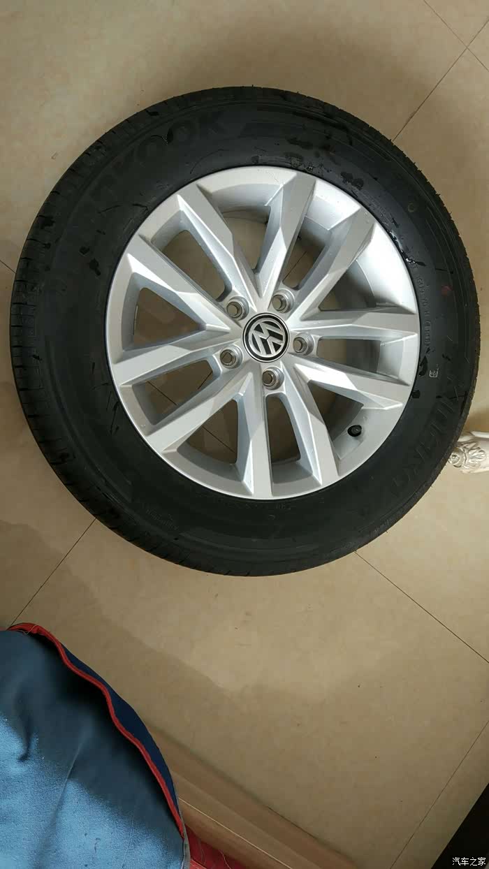 借贵宝地出售迈腾原装轮毂轮胎 215 60 16