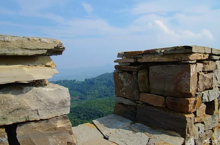 山东省沂水县的天上王城,海拔高,顶部阔以石头堆砌而成