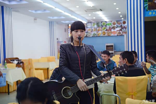 吃完海鲜下楼的时候看到了漂亮的卖唱女!