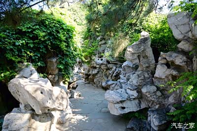 这里观园南门内曲径通幽