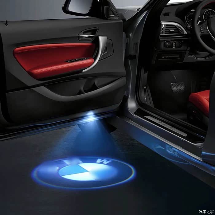 想请问一下各位218敞篷的车主有门灯吗