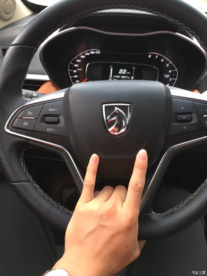有同志这么握方向盘么