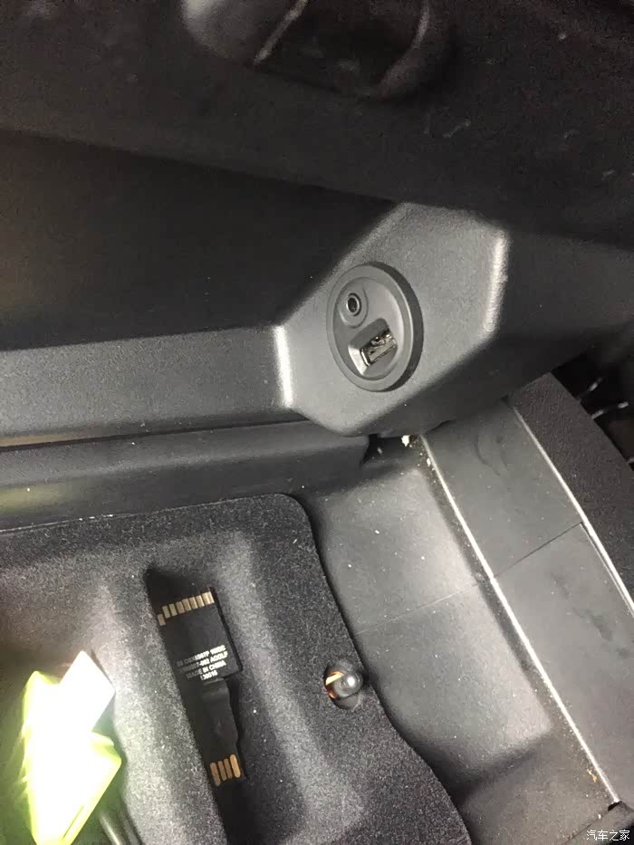 【图】扶手箱里的usb接口_标致3008论坛_汽车之家论坛