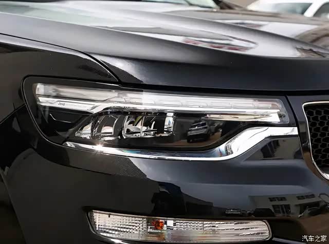 前脸的7孔进气格栅,看起来有着相当高的辨识度