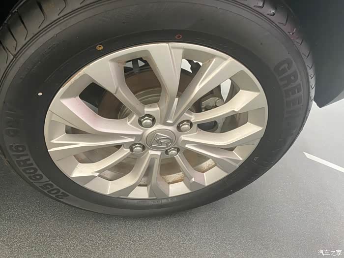 轮毂是双色的花瓣,美观大气.